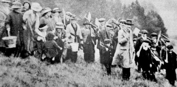 The people of Shoreham assemble to cut the turf for the cross on the hill in 1920