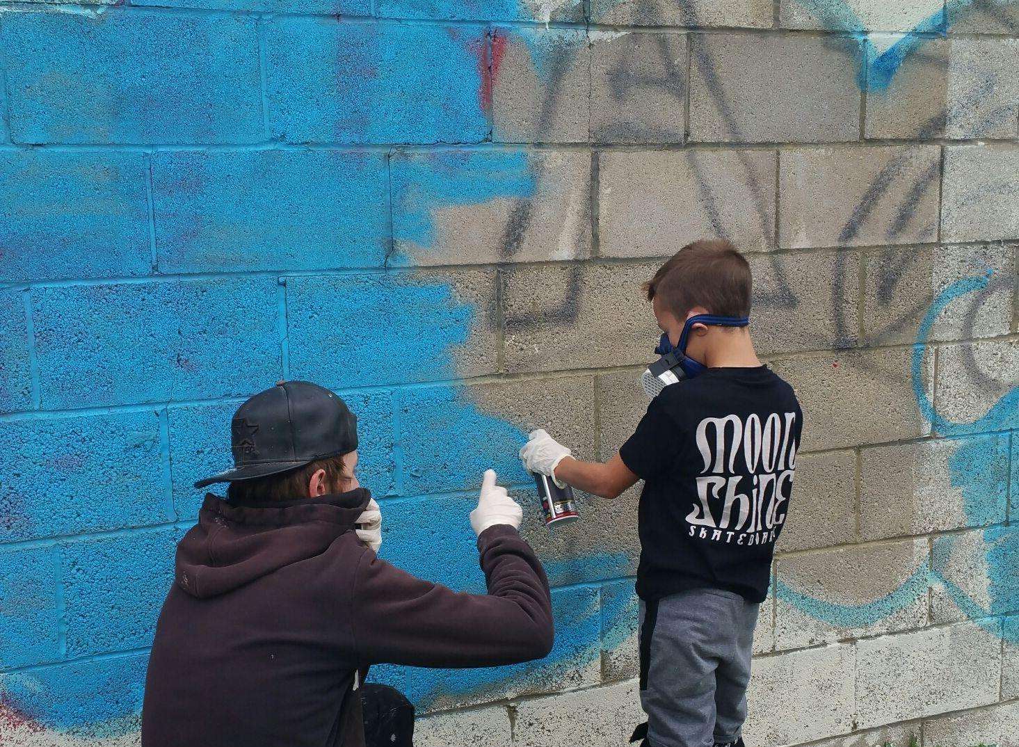 Youngsters helping with the mural (4767078)