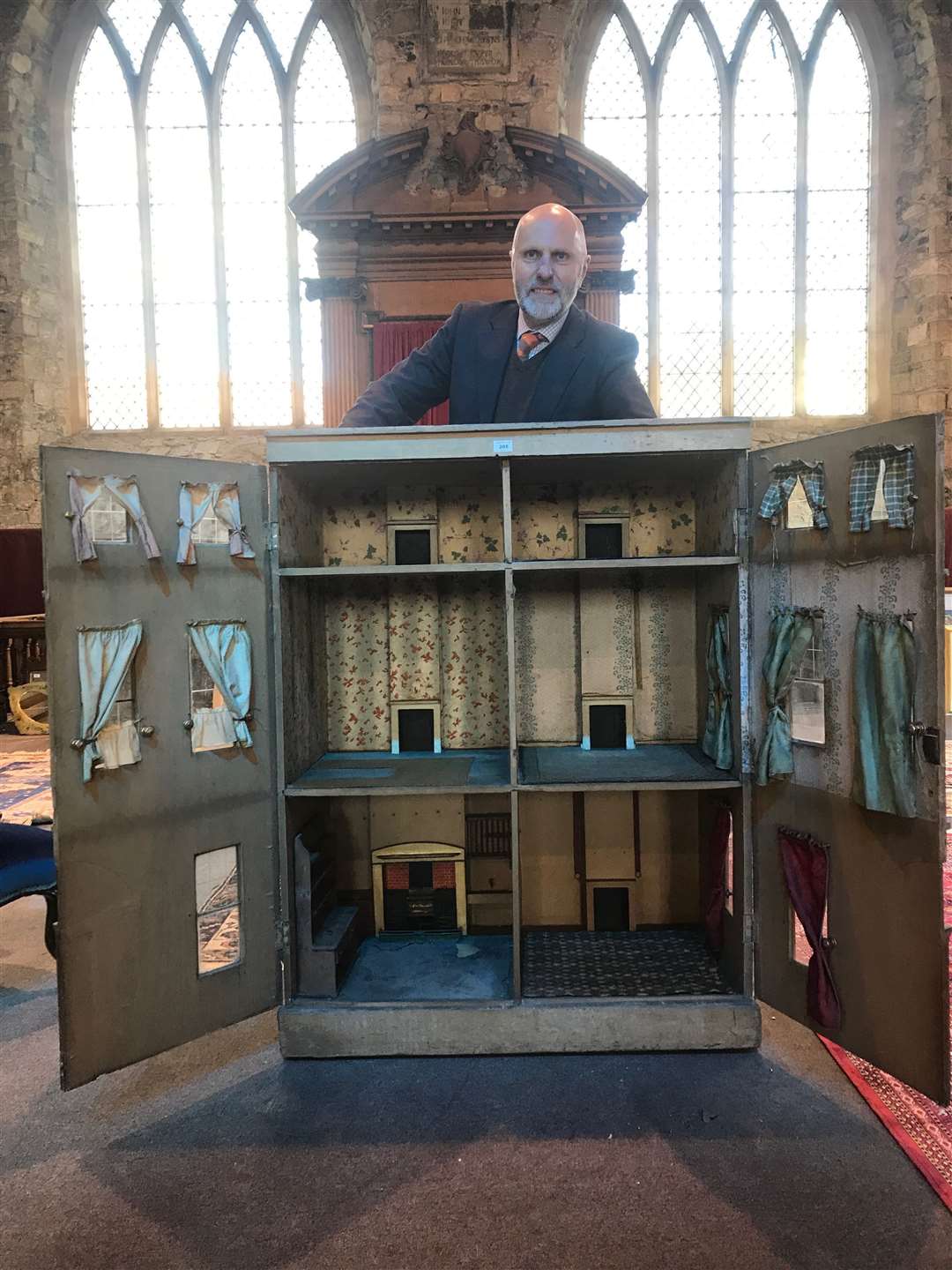 Auctioneer Kevin Hall with the dolls house which sold for £22,000 (8490790)
