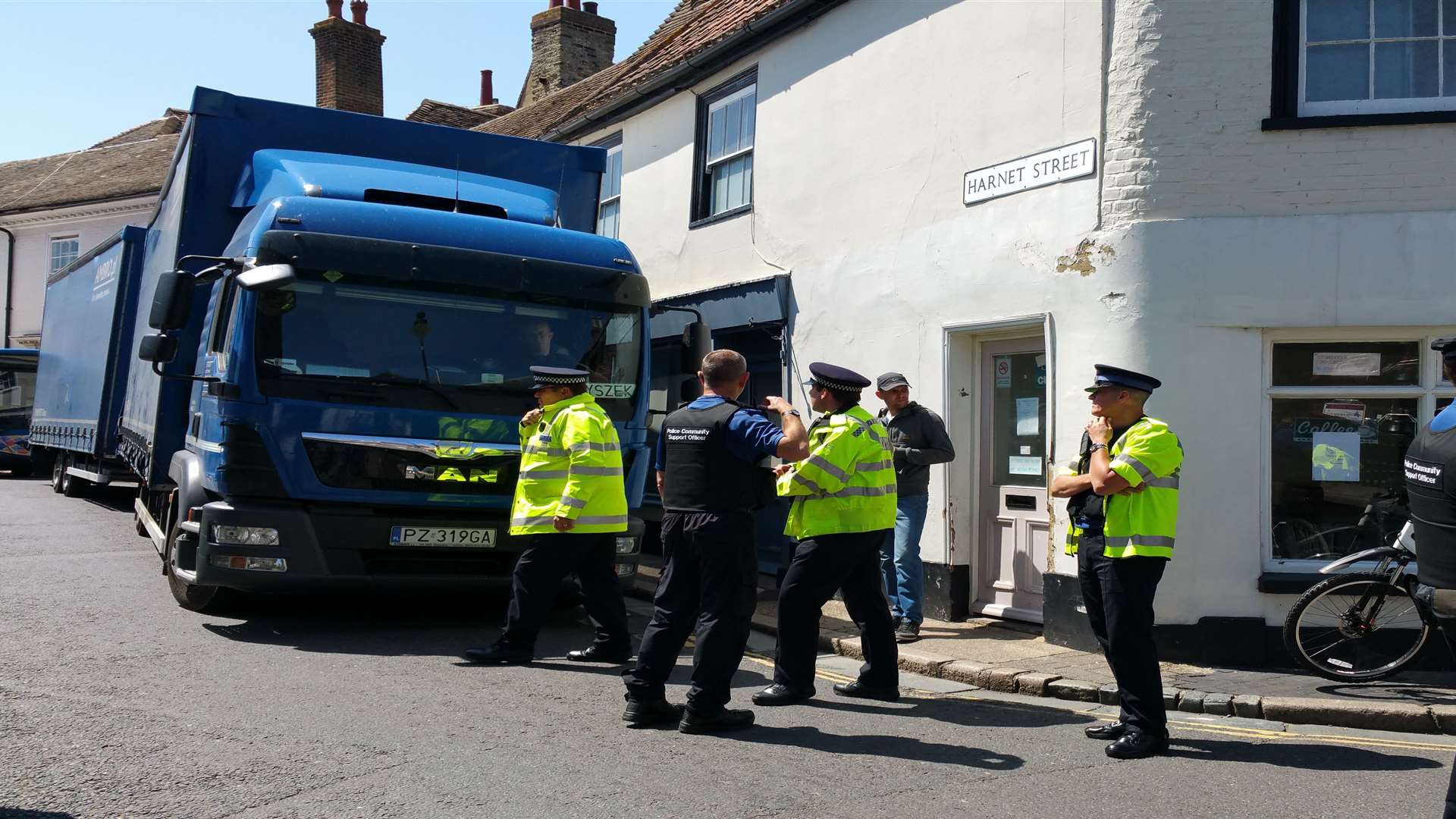 Another lorry stuck at Breezy Corner in Sandwich