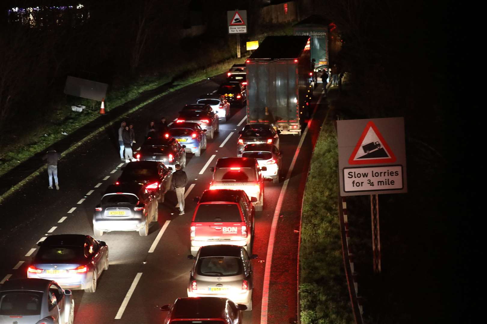 The maddening road chaos tonight. Picture: UK News in Pictures