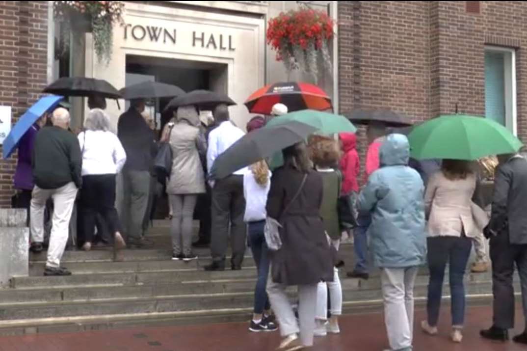 Many people had to wait outside the Town Hall because it was full