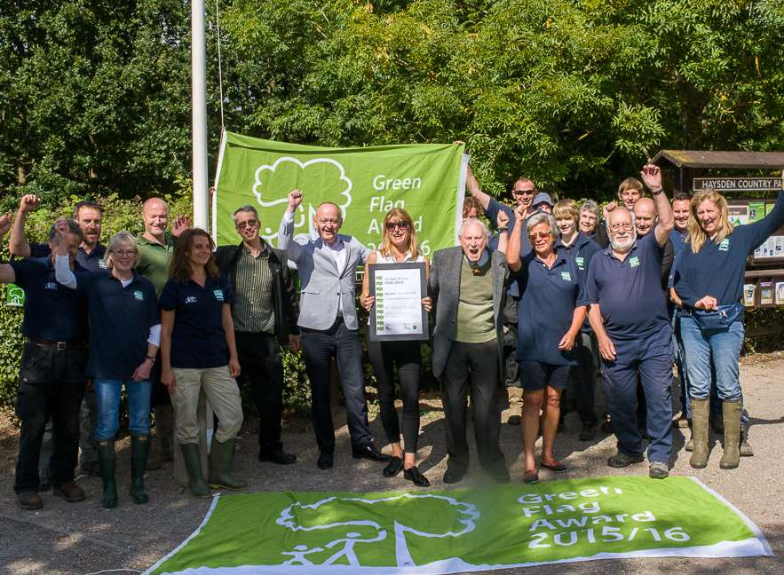 Keep Britain Tidy’s Green Flag Award Scheme Manager Paul Todd presented Cllr Maria Heslop, the Borough Council’s Cabinet Member for Community Services, with a certificate to mark 10 years of Green Flag Awards for Haysden Country Park