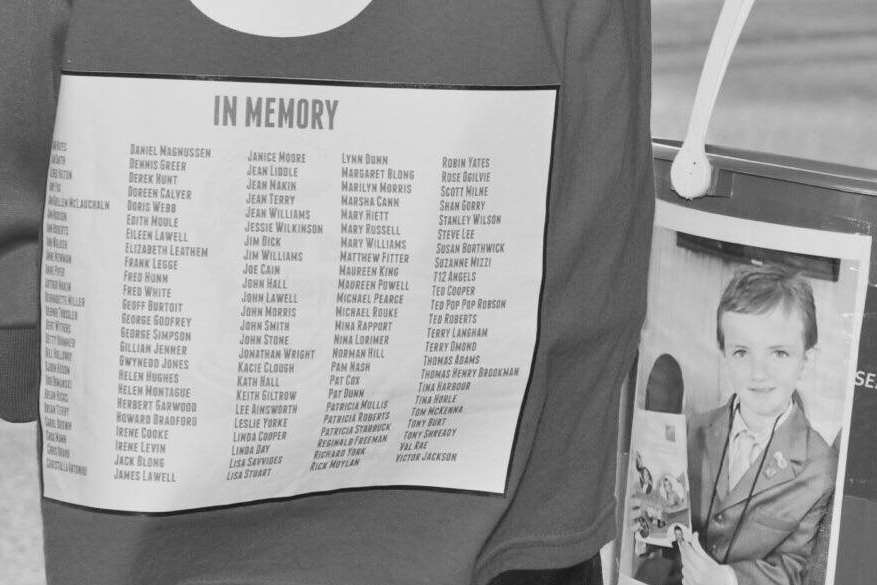 On his challenges, the teenager wears a shirt with the names of those who have lost their battle with cancer