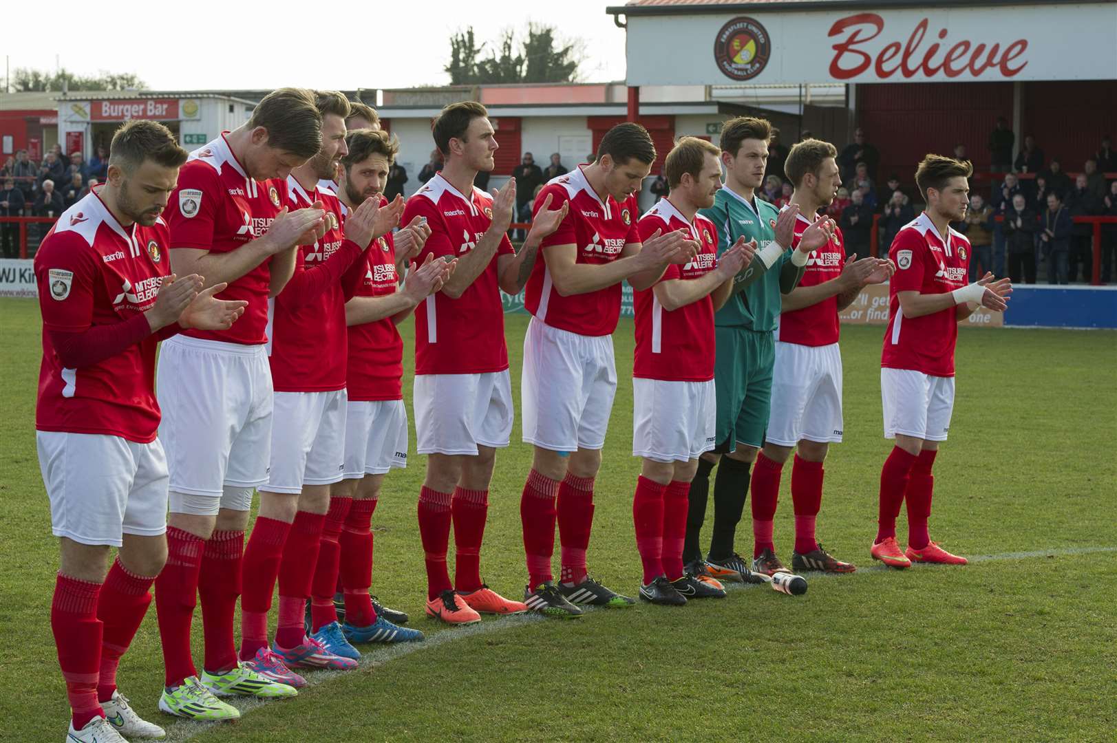 Ebbsfleet Utd players take part in a minute's applause in memory of Stacey Mowle prior to their match against Maidenhead Utd