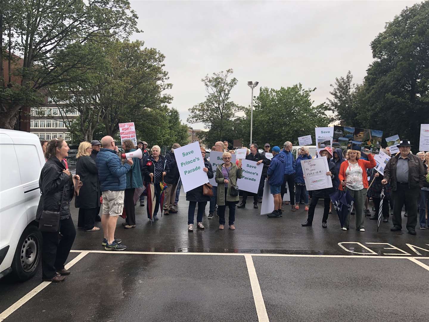 Protesters against the Princes Parade scheme gathered outside Folkestone and Hythe District Council (11298642)