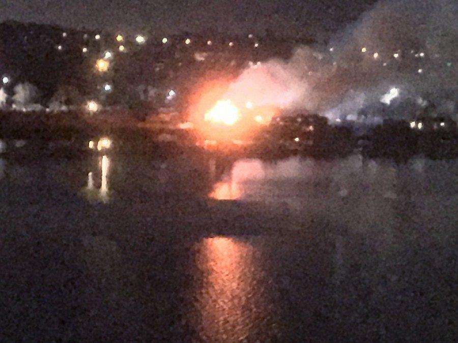 The fire broke out on a houseboat. Picture by @PhilipePhiloppe