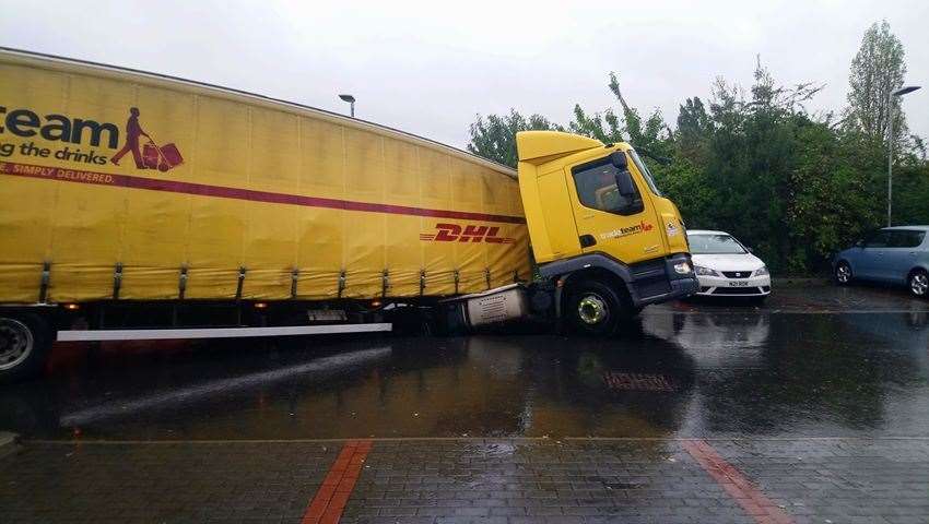 A DHL lorry stuck near Coldharbour Road, Gravesend. Picture by Anna Allen (17401706)