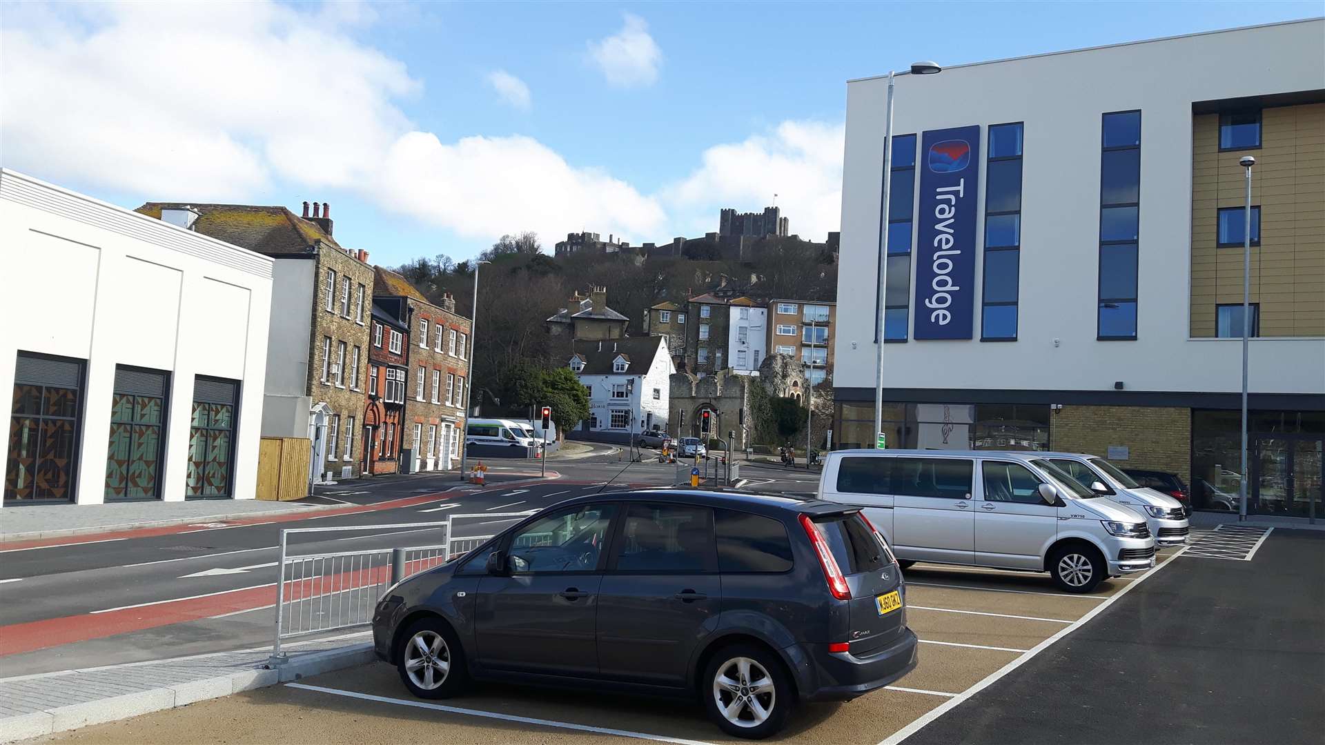 Old and new. The just-opened Travelodge with the castle and White Horse pub in the background. (1395960)