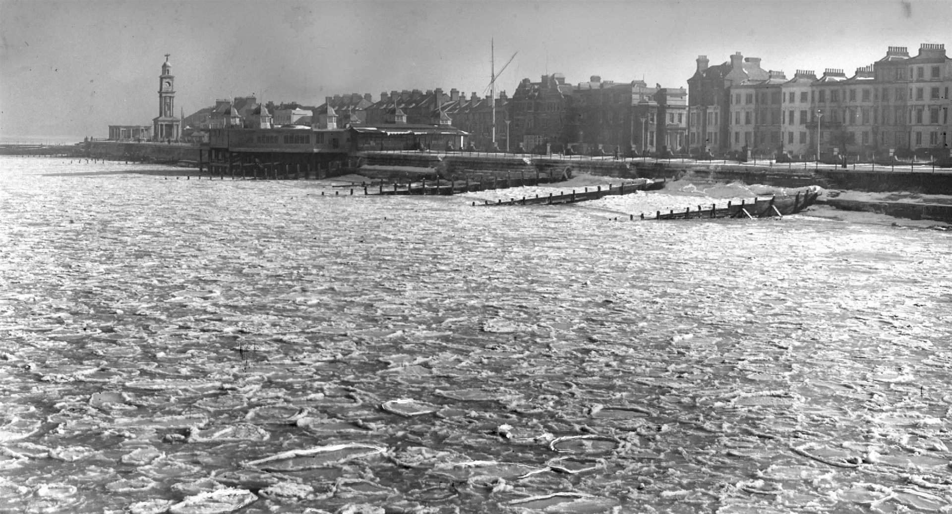 Winter of 62/63: The sea at Herne Bay freezes during prolonged cold spell