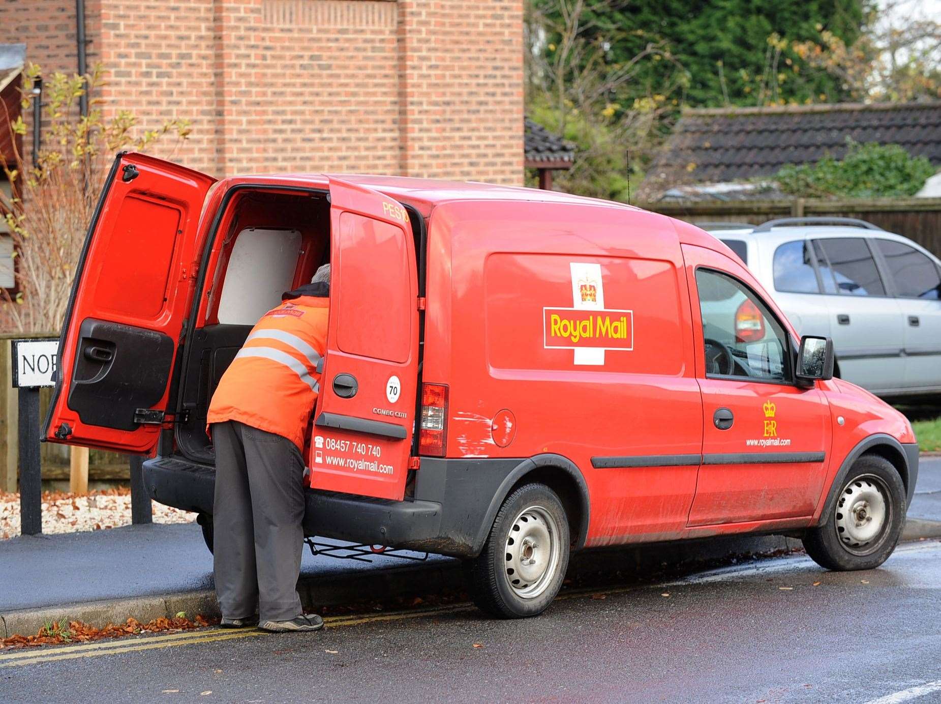 Royal Mail says it is having difficulties with staffing levels
