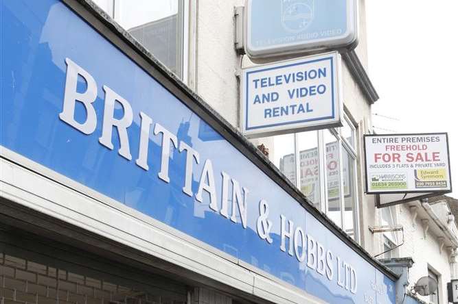 Swale planners agreed last night the former Brittain & Hobbs store can become a Wetherspoon pub