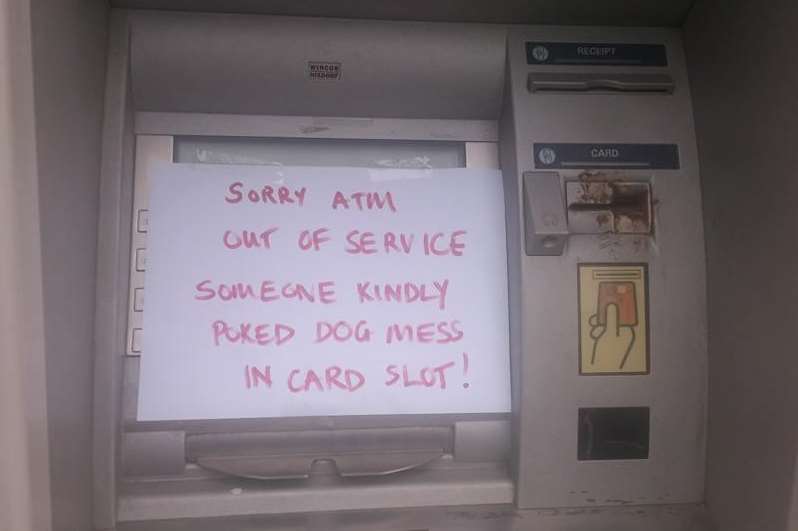 A note warning people about a faeces-smeared ATM in Folkestone. Picture: @AmieMJJ