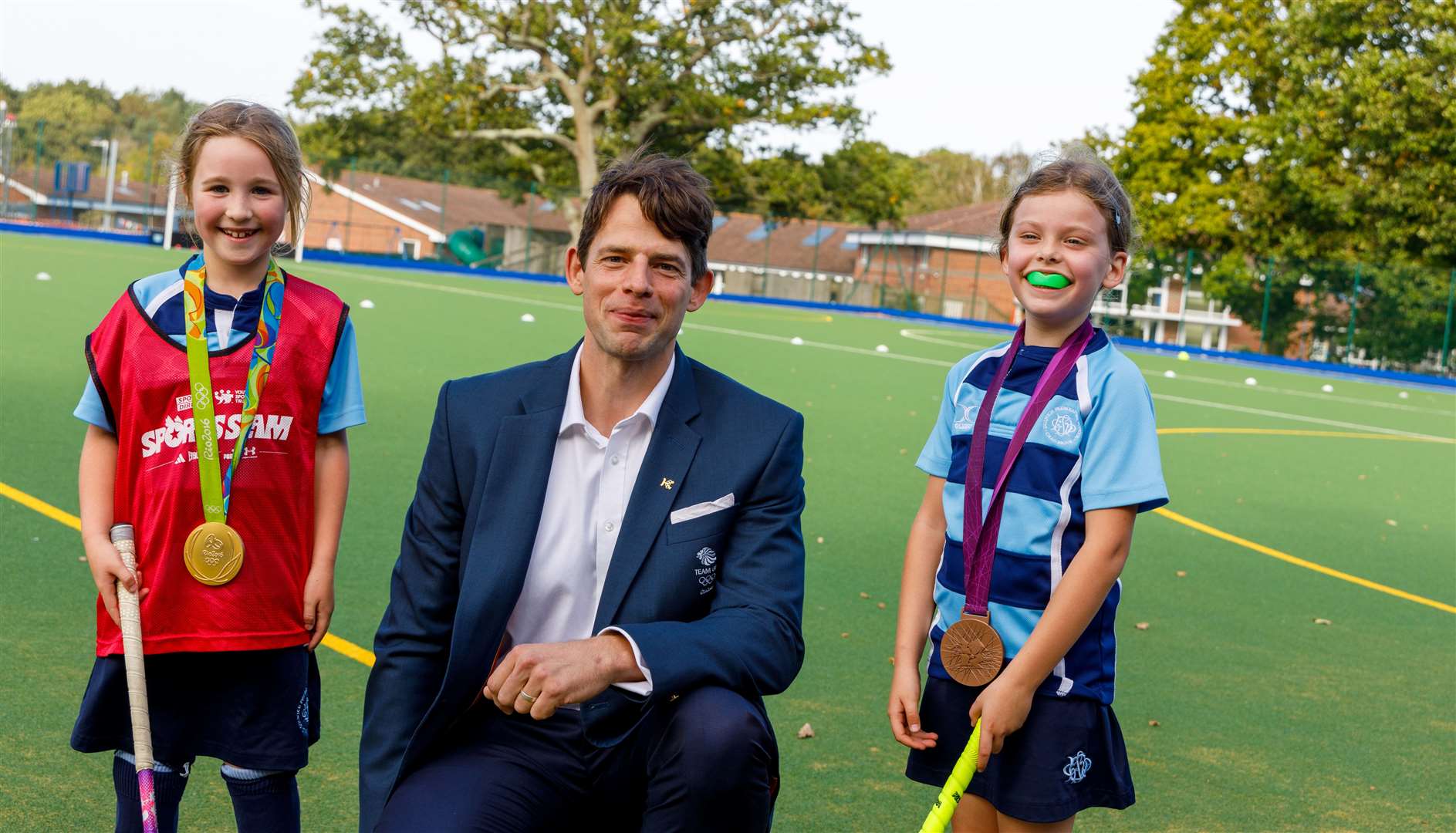Tom Ransley allowed these Year 3 hockey players to experience what it was like to wear an Olympic medal