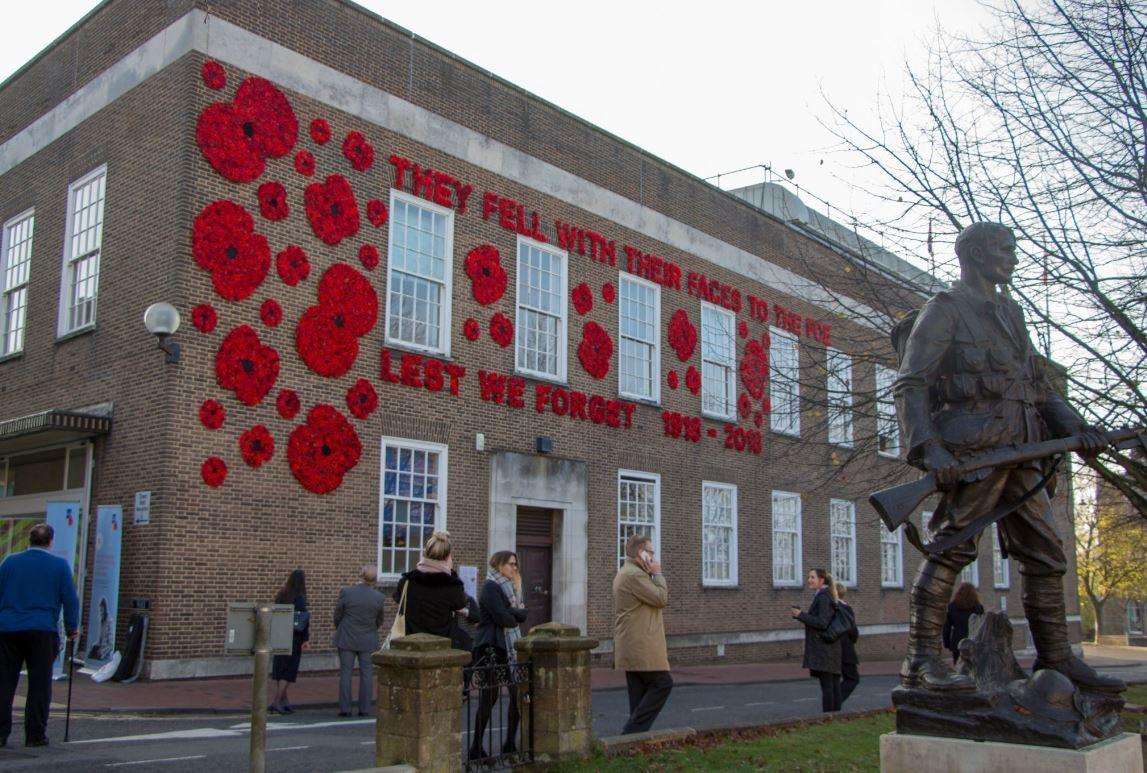 Tunbridge Wells town hall has been covered in poppies to mark the upcoming centenary (5013127)
