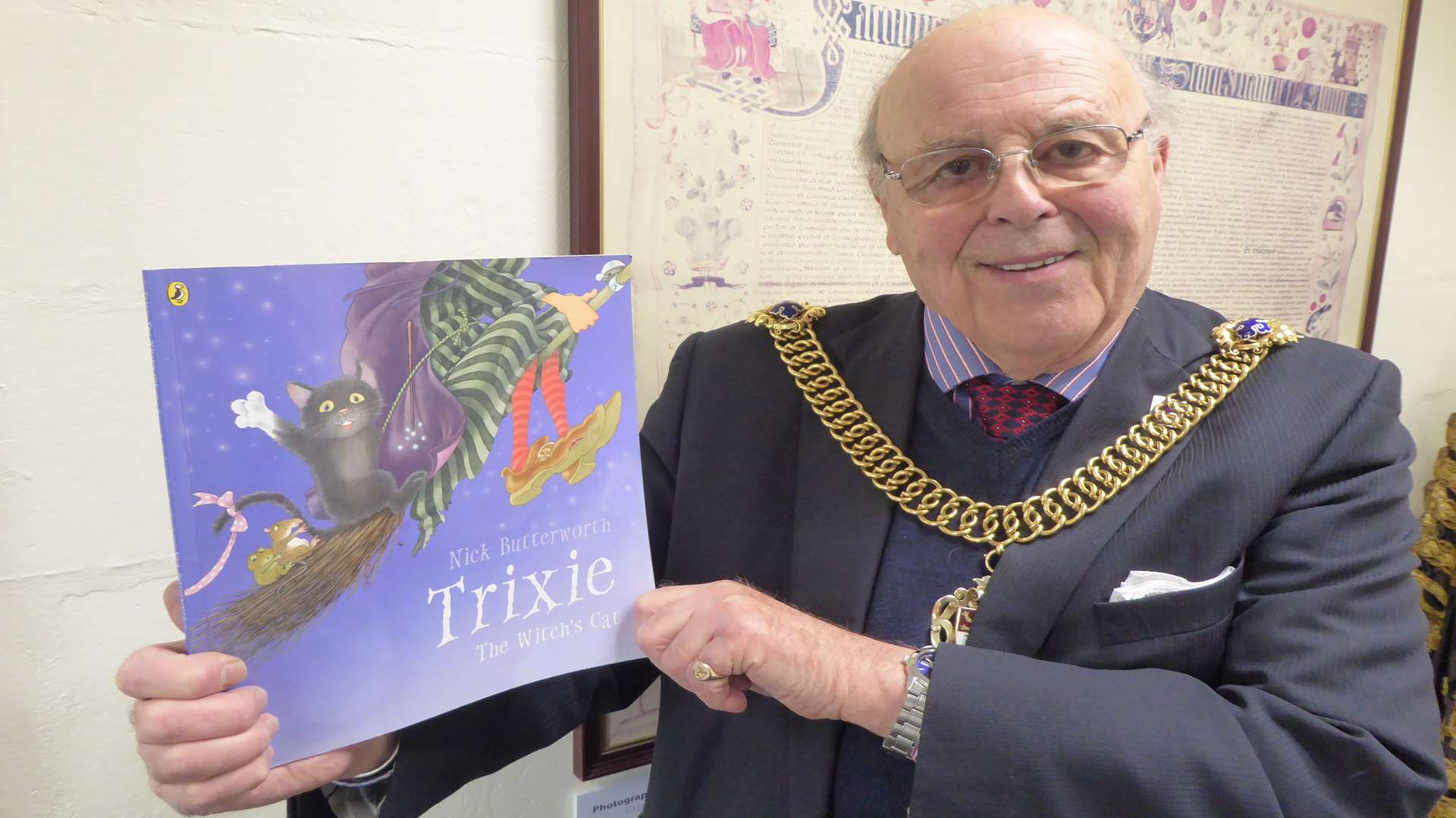 Lord Mayor of Canterbury Cllr George Metcalfe promotes KM Charity Team schools challenge to encourage children to read more and walk to school more.