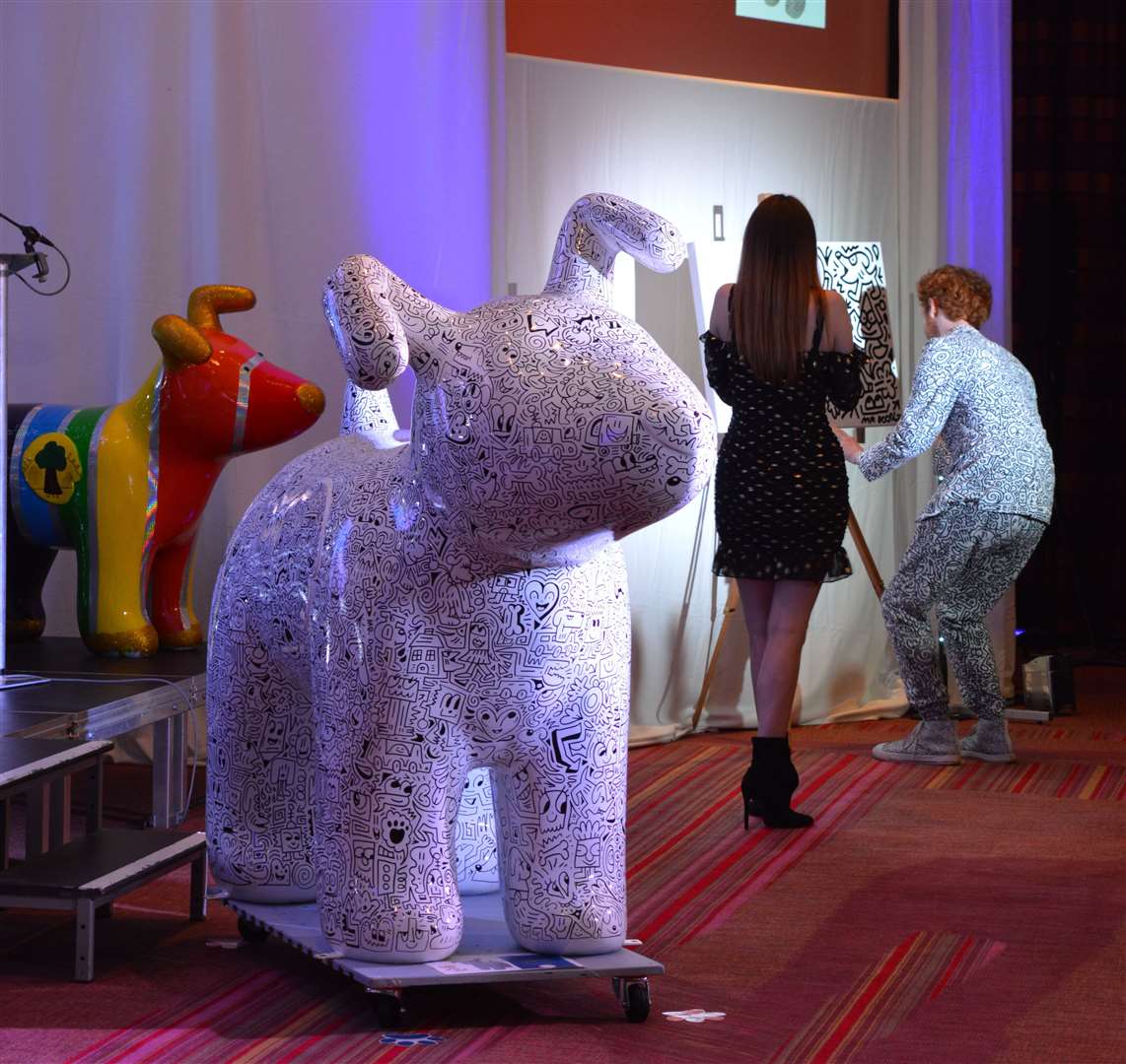 The sale of a Snowdog covered in his unique style brought in £15,000 for Pilgrims Hospices