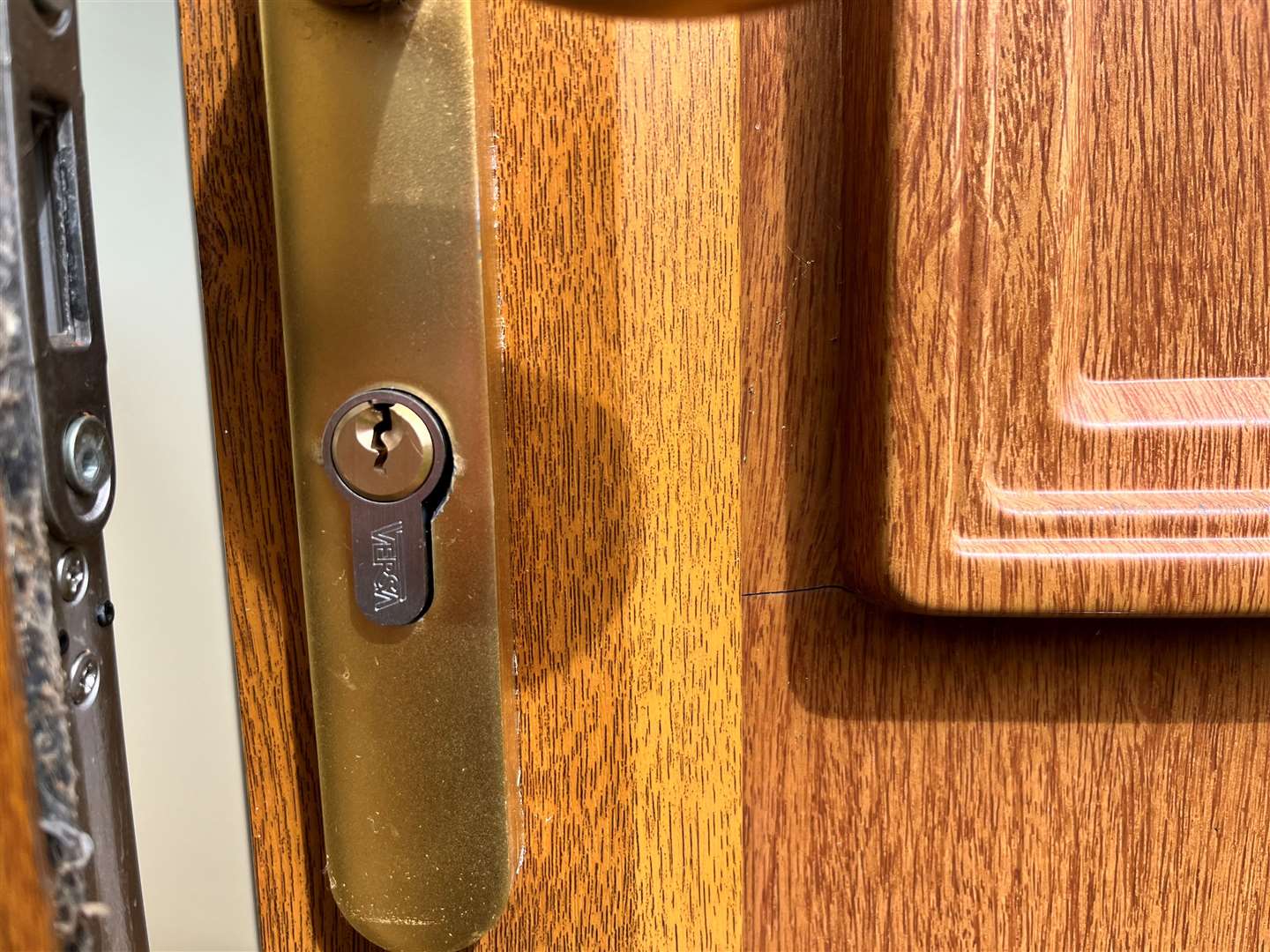 The new cylinder lock does not even sit flush in the door handle fitting