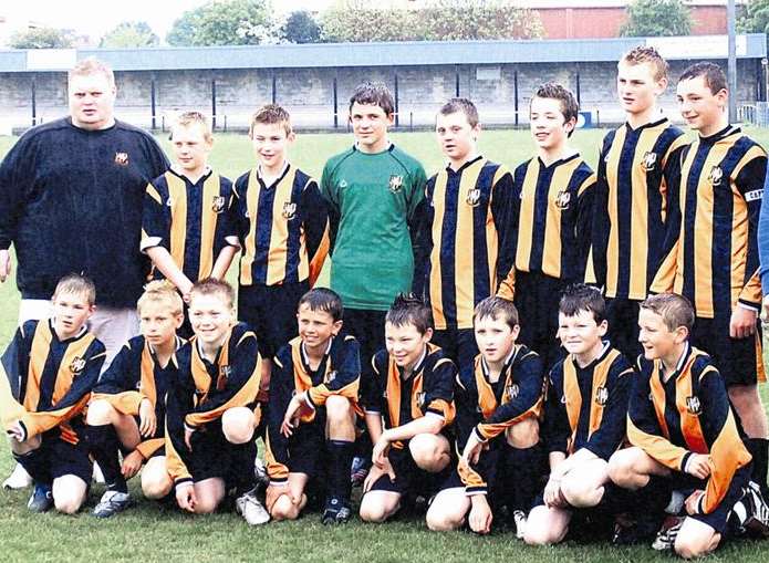 Johan ter Horst (front, fourth from left) in the Folkestone Invicta under-13 team