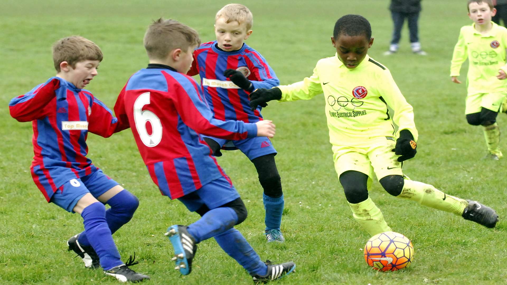 Hempstead Valley Colts under-8s up against Woodpeckers Picture: Chris Davey