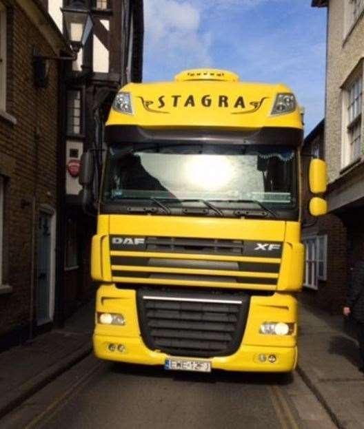 Lorry stuck in Sandwich town centre for 15 hours
