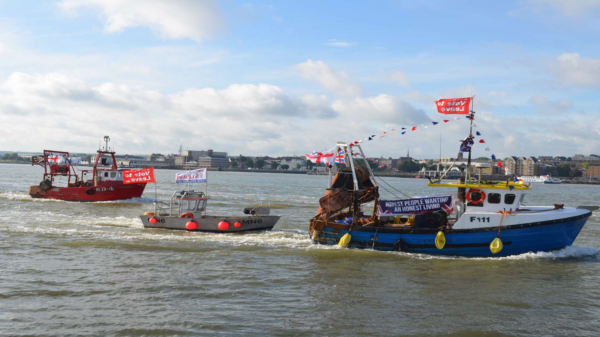 The Brexit campaign flotilla sailed past Gravesend en route to Parliament. Photo by Jason Arthur