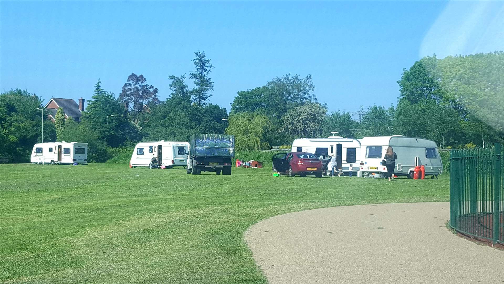 Travellers on the Kingsmead Field