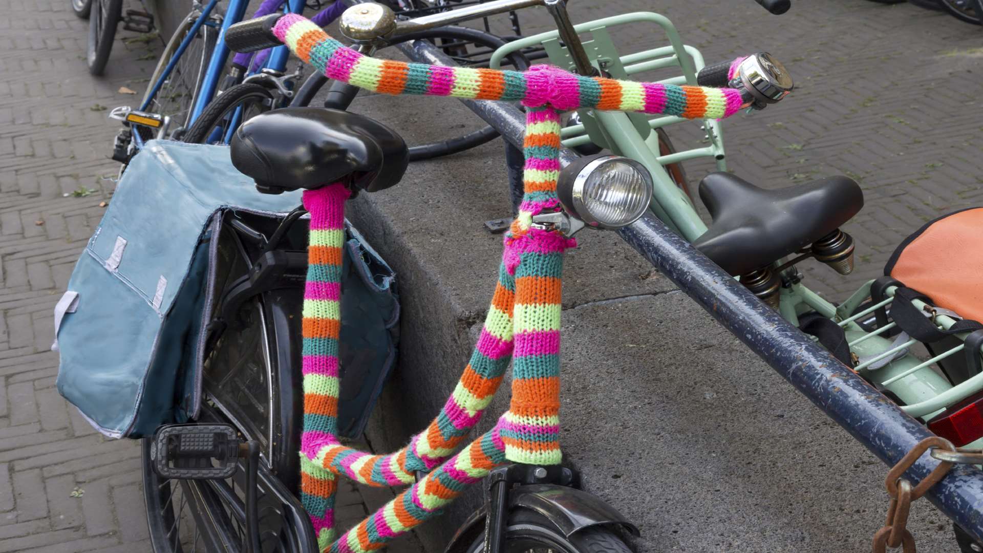Yarn bombing on two wheels