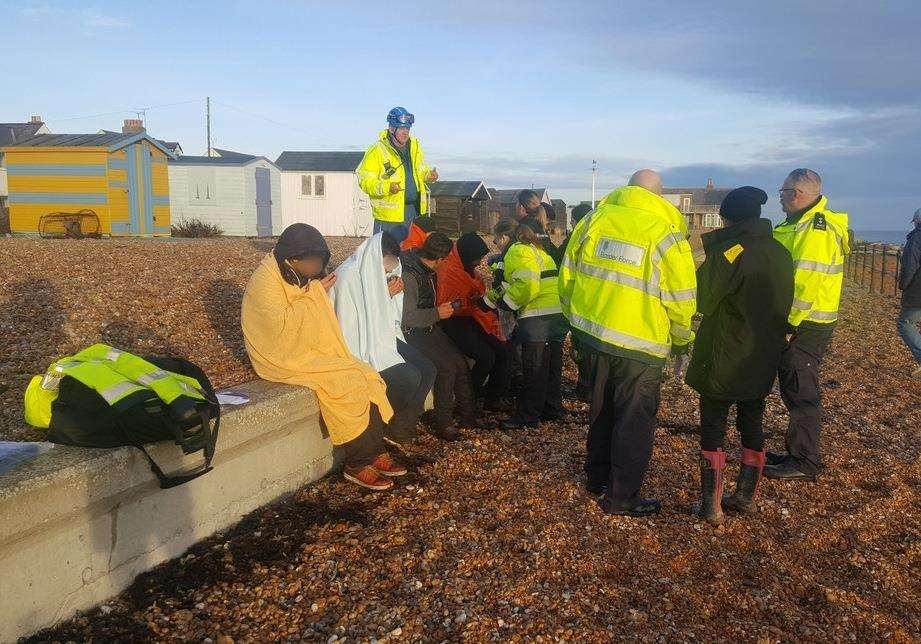 Border Force officials deal with the incident on Kingsdown Beach (6247364)