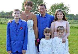 Julie Dixon and Steven Dixon with their four children when they renewed their wedding vowes just a few weeks before the attack (2783184)