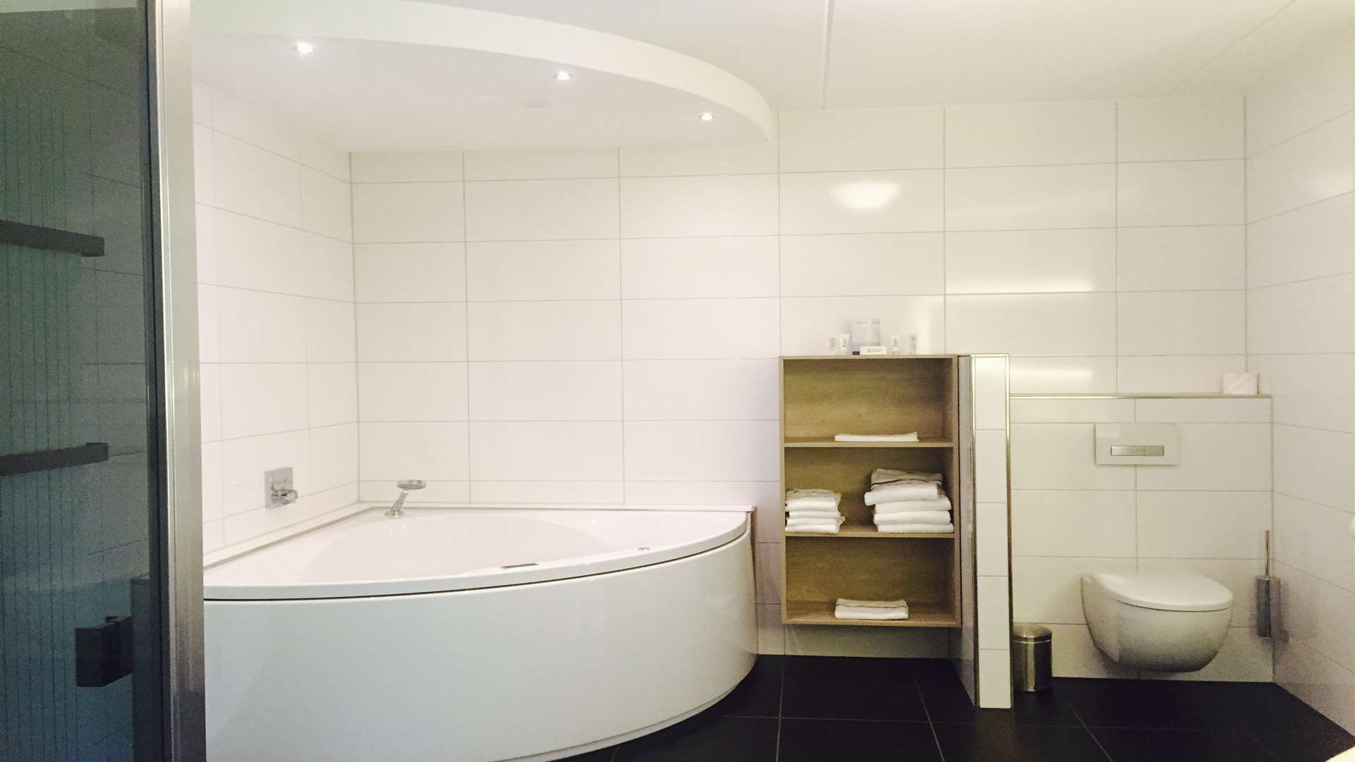 Find a Jacuzzi bath in each room at Havezate Marveld Aparthotel