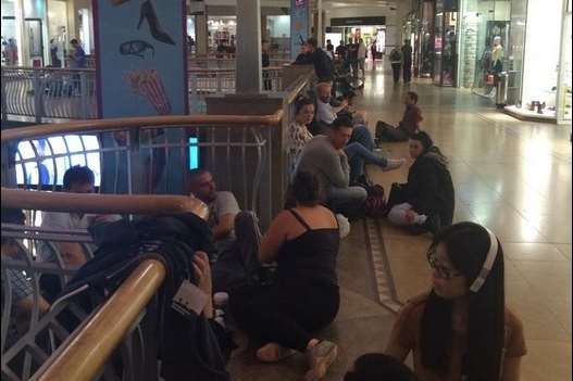 People queuing up outside the Apple store in Bluewater last night. Picture: Dave Bruce @DaveBruce77