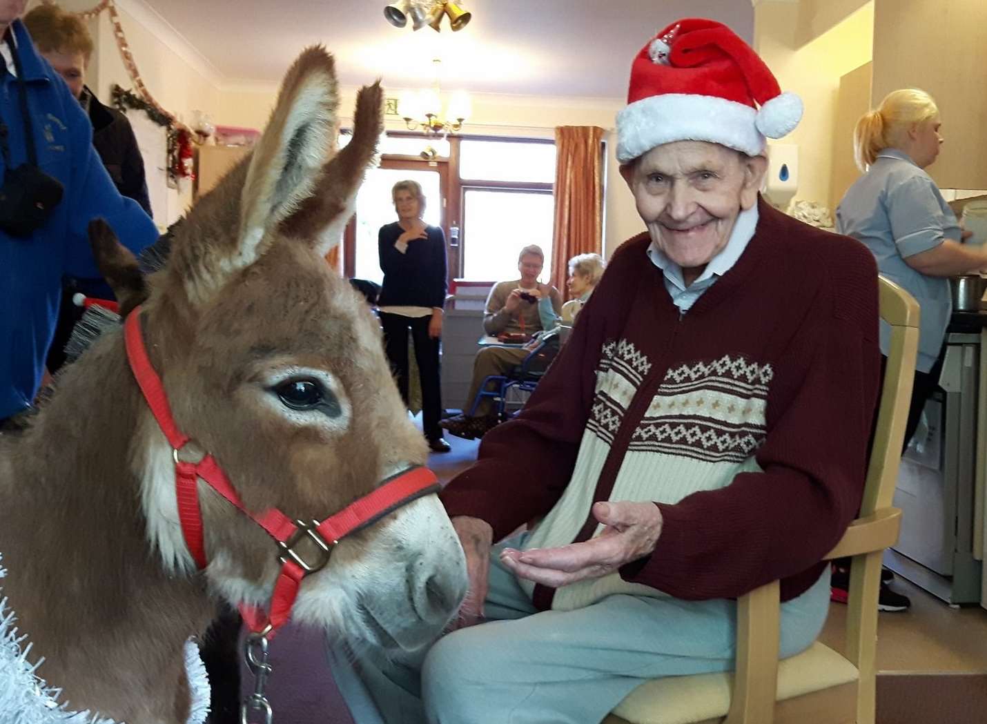 Wayfarers resident Charlie Plane, 96 meets Elsie the donkey