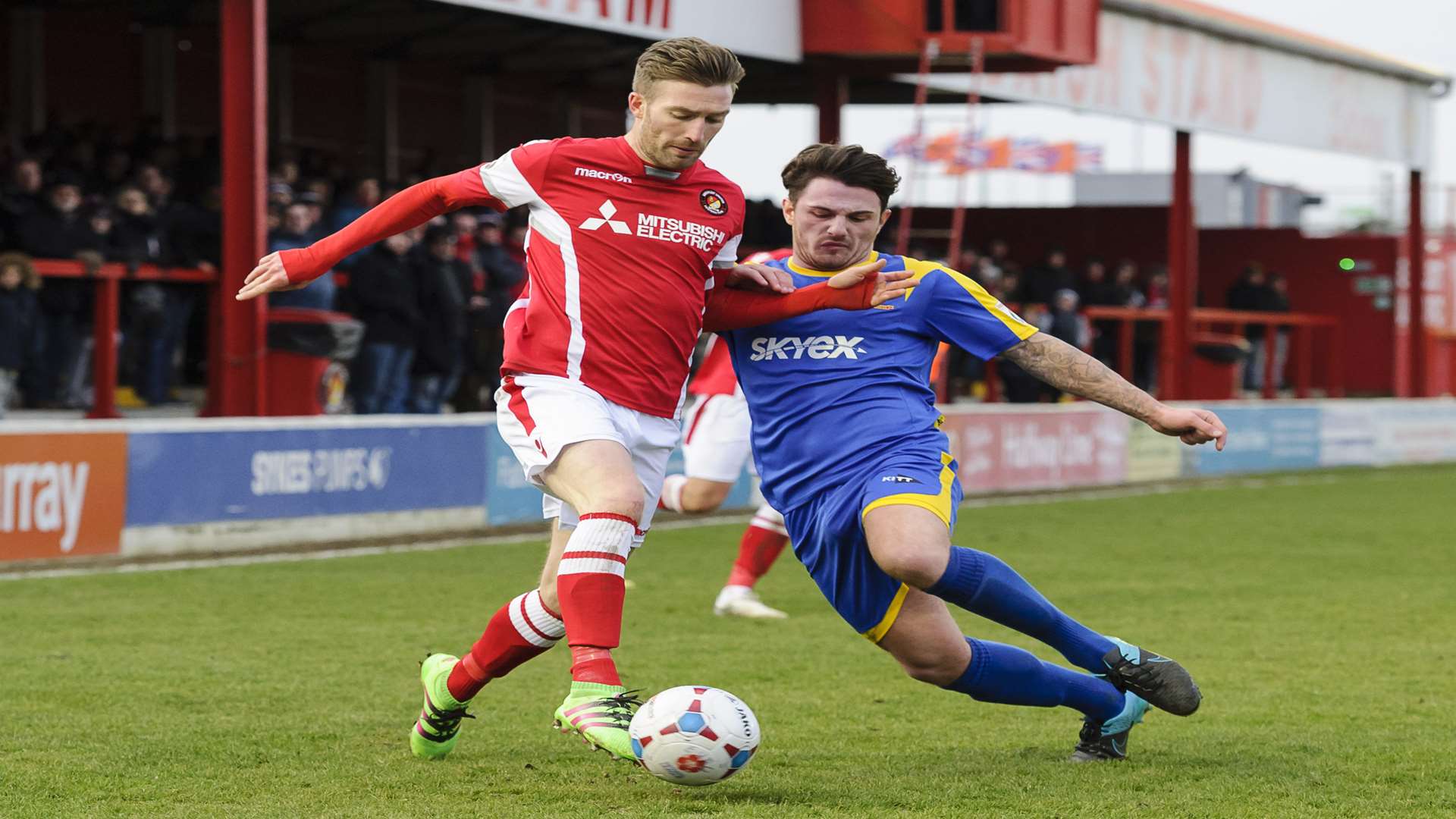Matt Fish tries to get beyond Hayes & Yeading's Max Worsfold Picture: Andy Payton