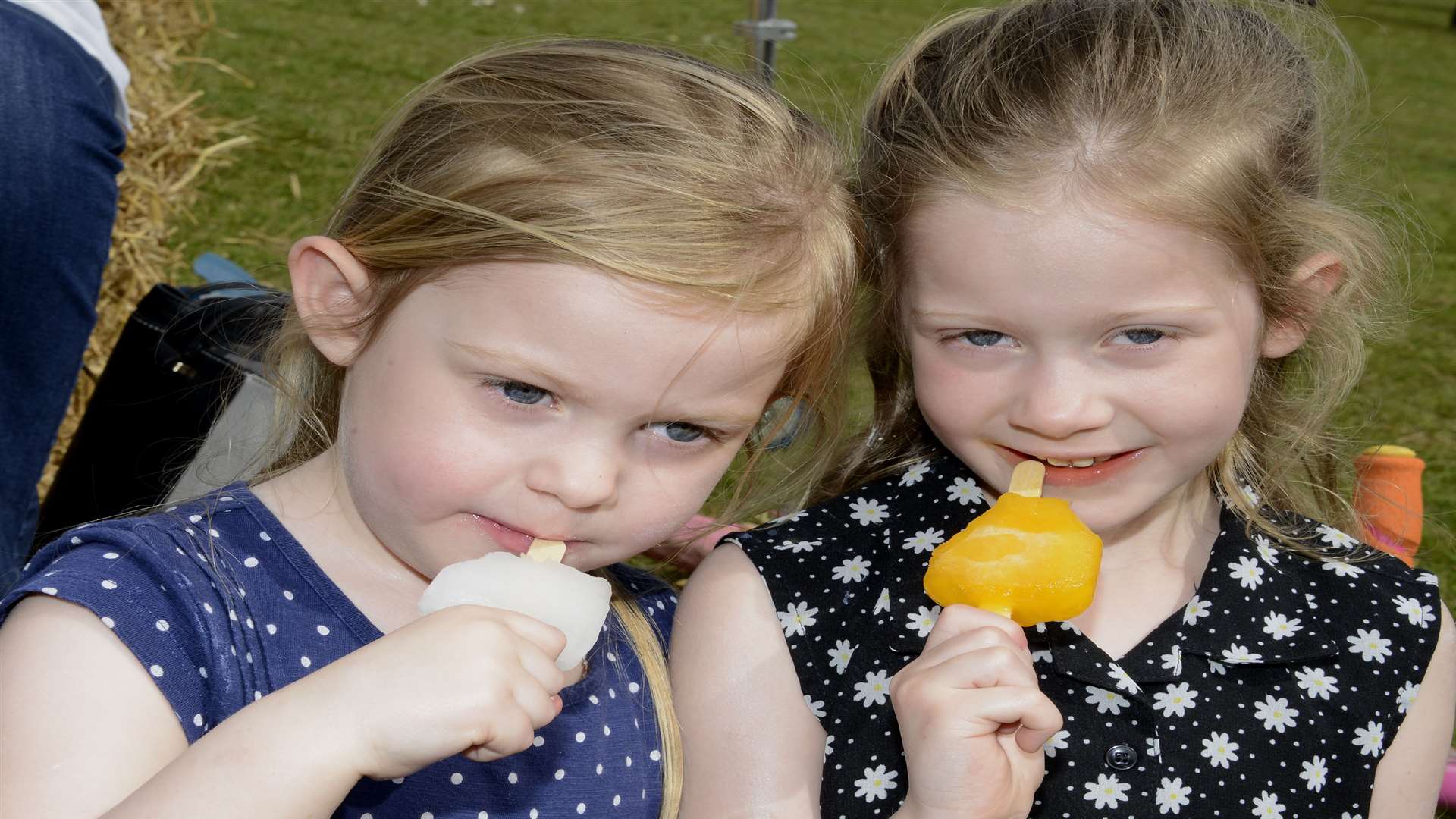Cooling down with ice lollies - sisters Evie and Imogen Waller. Picture: Paul Amos