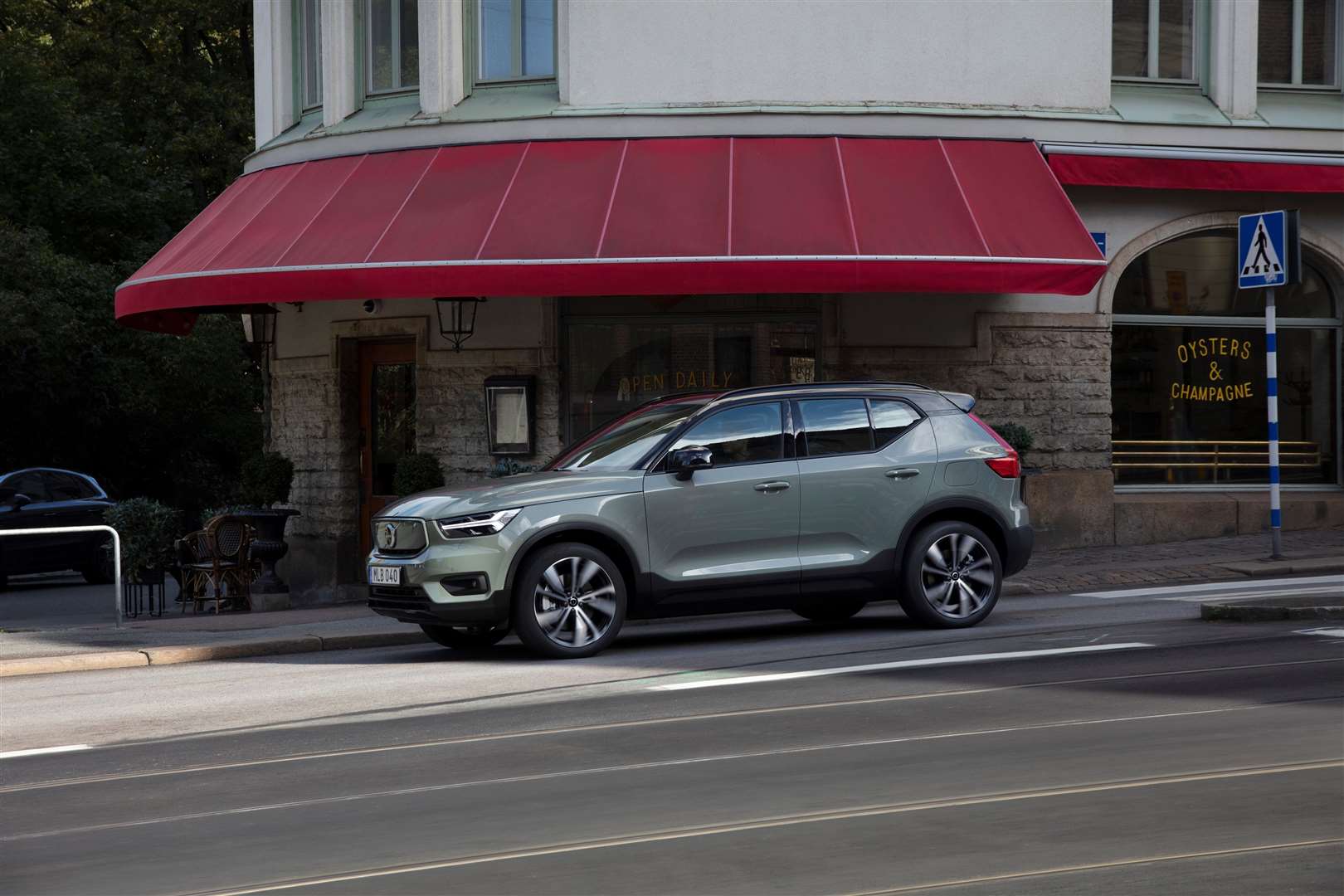 Volvo XC40 Recharge P8 AWD in Sage Green (56174372)