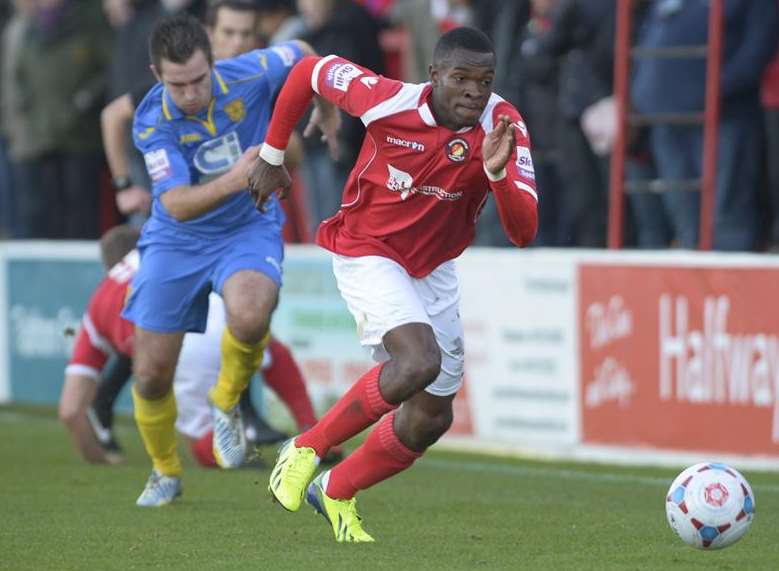 Anthony Cook on the run against Basingstoke in last season's league meeting Picture: Andy Payton