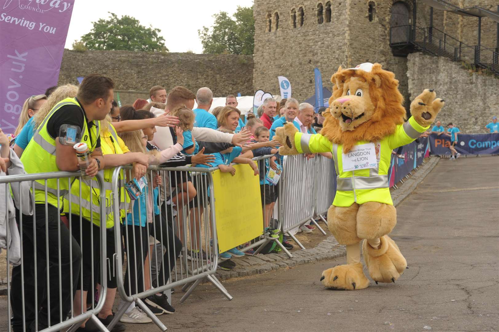 Rochester Castle Gardens..Medway Mile 2018..Mascot race..Picture: Steve Crispe. (3190153)