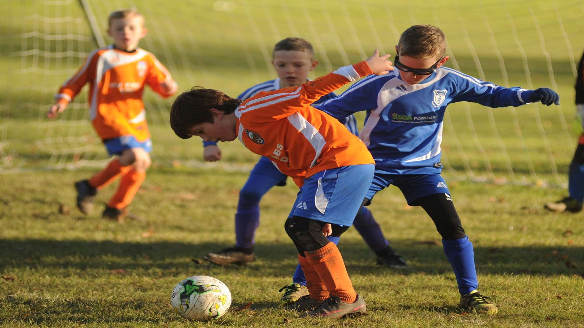 Cuxton 91 Scorpions under-8s in a tangle with New Road Giants under-8s Picture: Steve Crispe