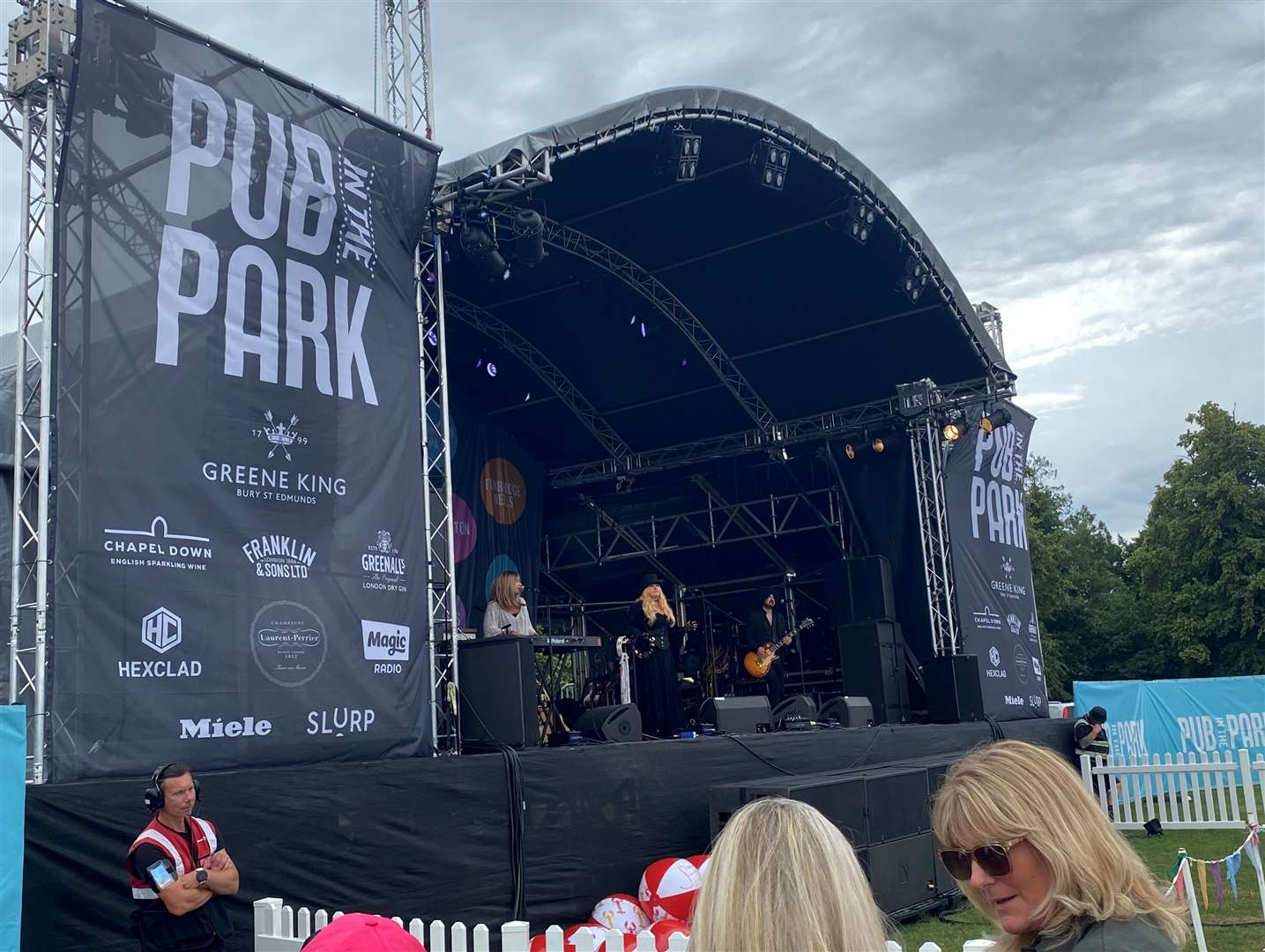 Tribute band Fleetwood Bac performed at Pub in the Park