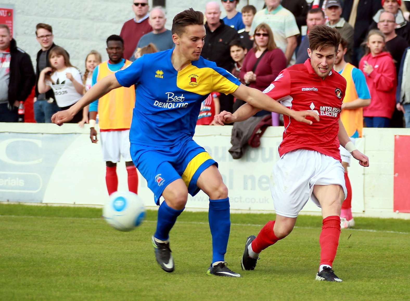Sean Shields crosses from the Ebbsfleet left Picture: Phil Lee