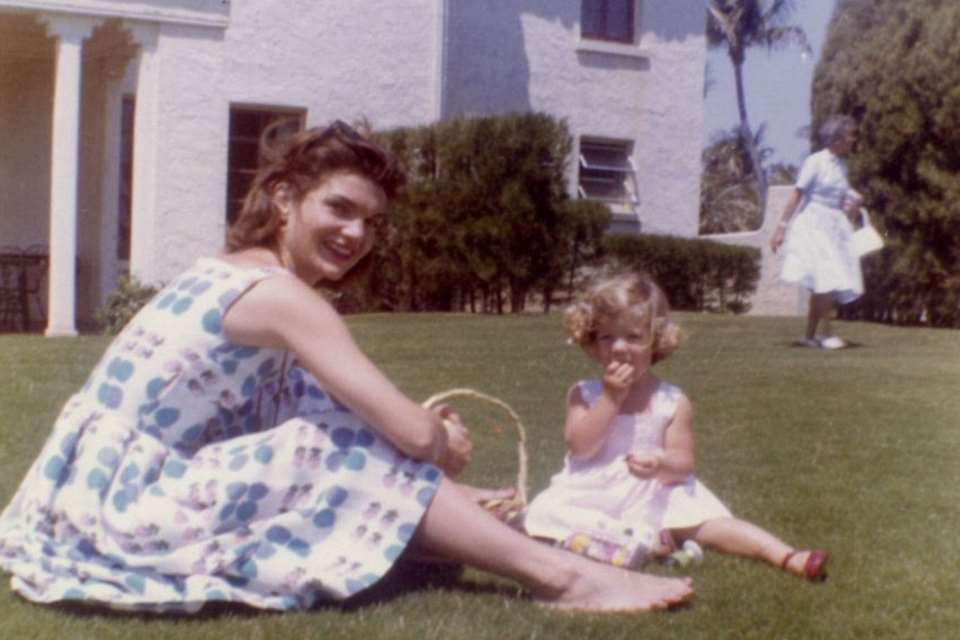 Jacqueline Kennedy with Caroline. Copyright: Nate D. Sanders Auctions