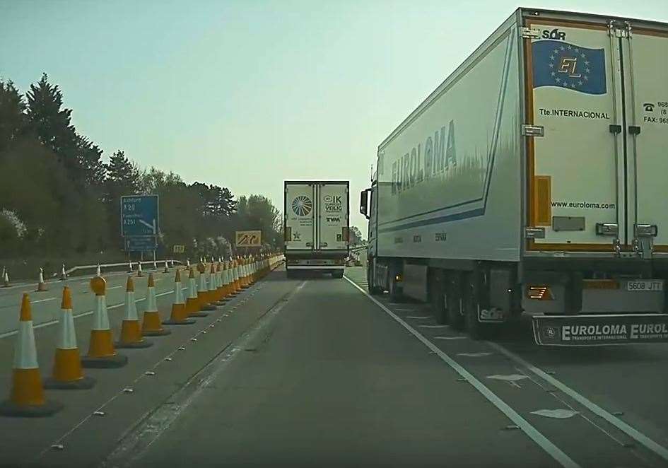 Dash cam footage shows the lorry changing lanes at the last minute (8176866)