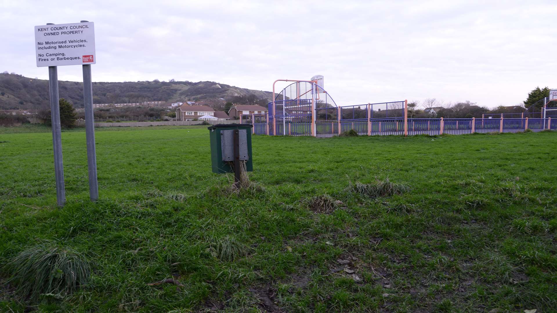 Residents oppose the building of a new primary school by KCC on the playing field at Warren Way
