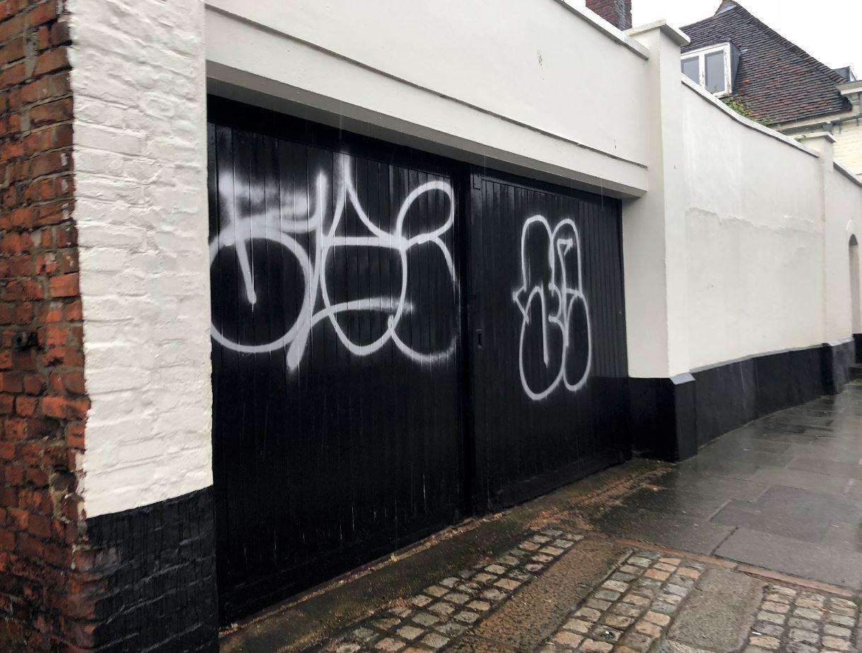 The city council is clamping down on graffiti, and pursuing perpertrators using CCTV (2989752)