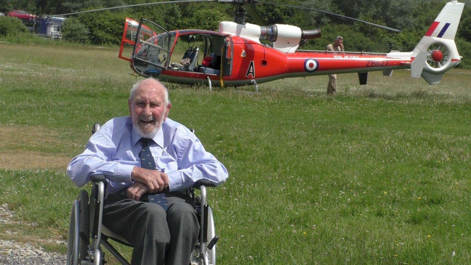 Des' comrade Ian Kerr-Bonner fly in by helicopter (2573522)