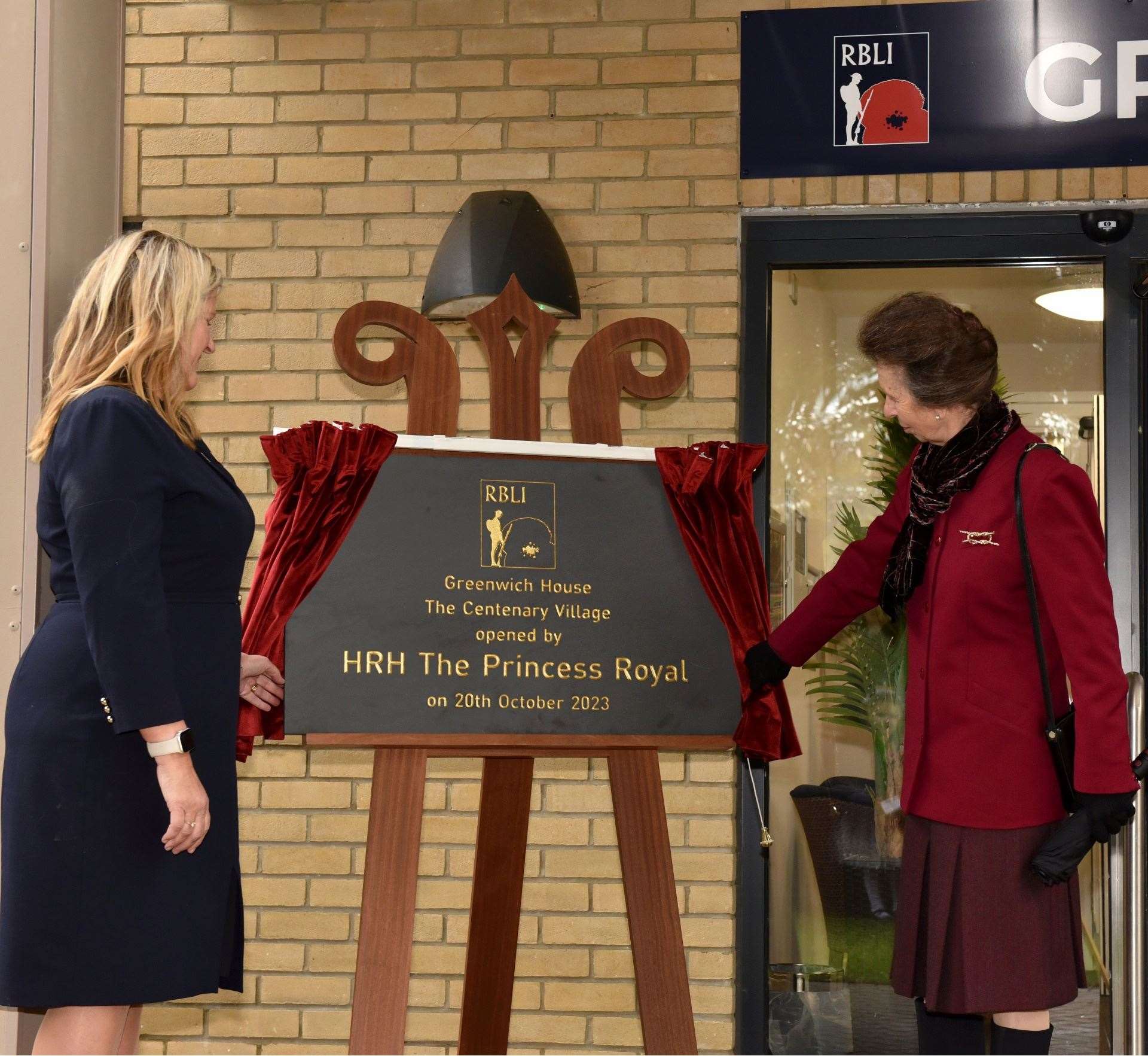 Princess Anne unveils the plaque with Lisa Farmer