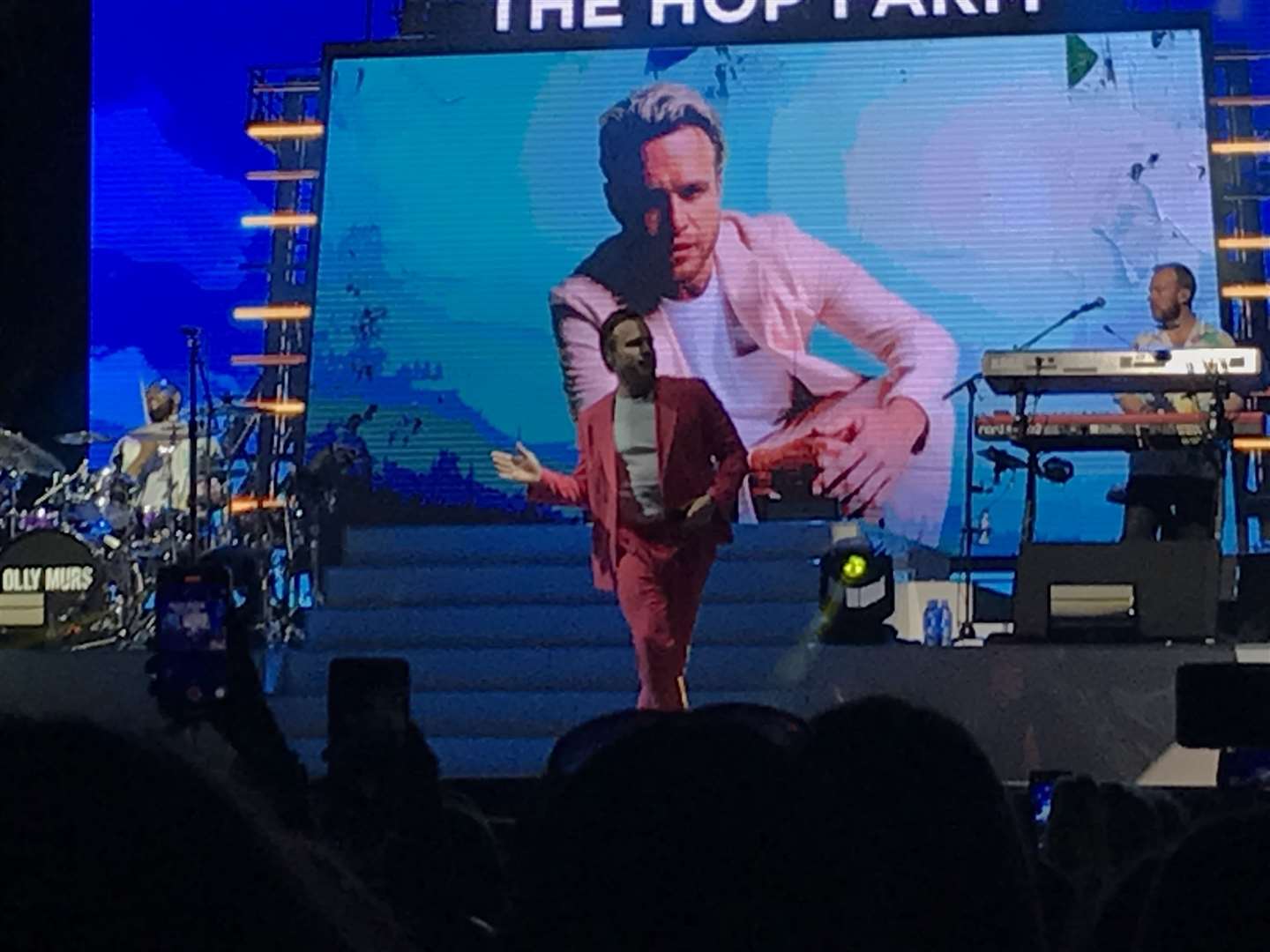 Olly Murs in his salmon suit the Hop Farm