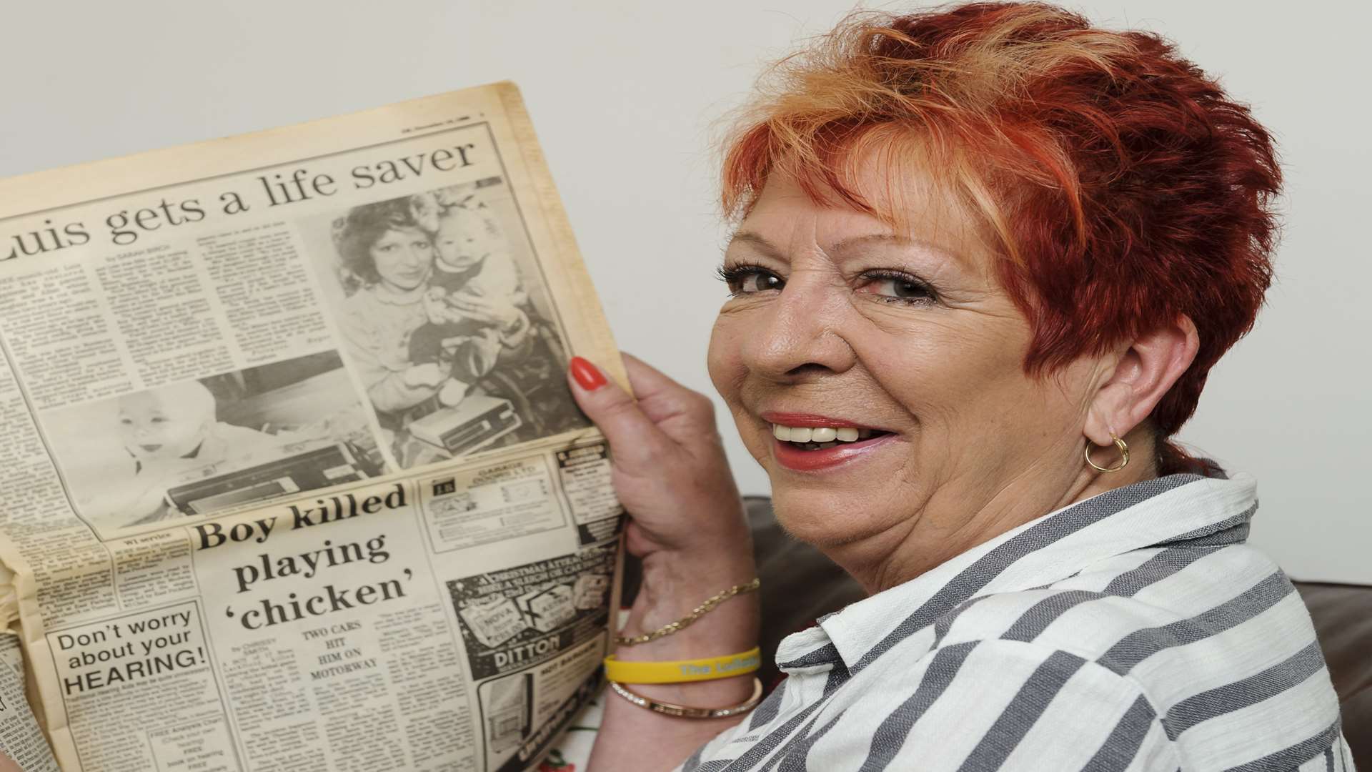 Elaine Milne with the edition of the KM from December 16, 1988, featuring her son Luis Milne