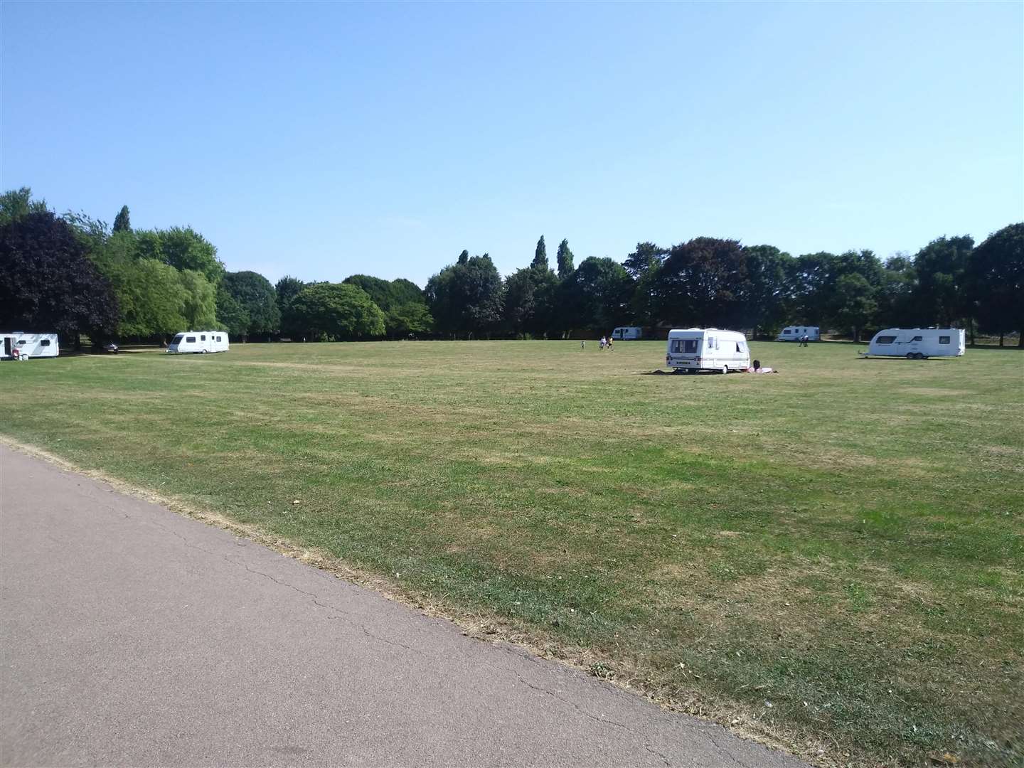 Travellers have set up camp on Cozenton Park near Splashes pool (3065851)